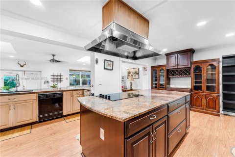 Casa en venta en Miami, Florida, 5 dormitorios, 215.9 m2 № 1944837 - foto 8