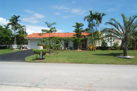 House in Miami, Florida 5 bedrooms, 215.9 sq.m. № 1944837 - photo 1