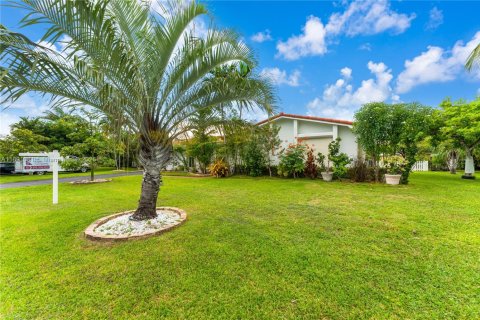 Casa en venta en Miami, Florida, 5 dormitorios, 215.9 m2 № 1944837 - foto 3