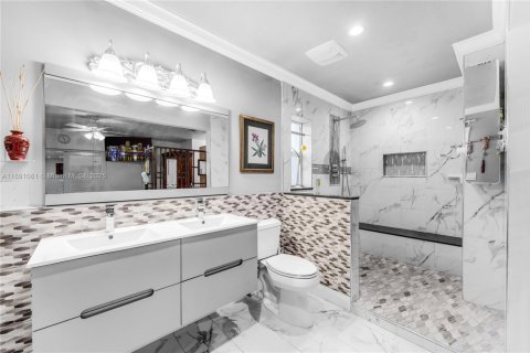 Casa en venta en Miami, Florida, 5 dormitorios, 215.9 m2 № 1944837 - foto 28