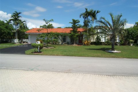 House in Miami, Florida 5 bedrooms, 215.9 sq.m. № 1944837 - photo 2