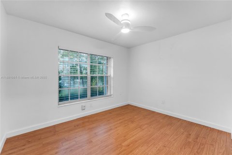 Casa en venta en Miami, Florida, 5 dormitorios, 215.9 m2 № 1944837 - foto 21