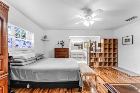 Casa en venta en Miami, Florida, 5 dormitorios, 215.9 m2 № 1944837 - foto 25