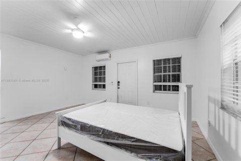 Casa en venta en Miami, Florida, 5 dormitorios, 215.9 m2 № 1944837 - foto 30