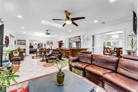 Casa en venta en Miami, Florida, 5 dormitorios, 215.9 m2 № 1944837 - foto 14