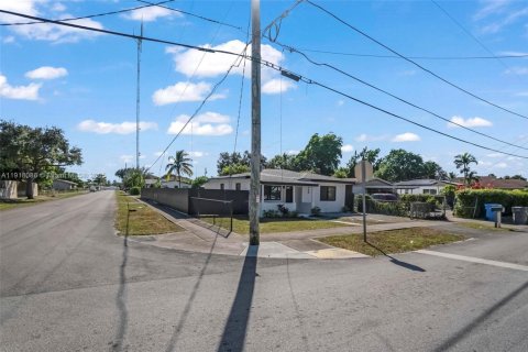 House in West Park, Florida 2 bedrooms, 83.05 sq.m. № 1973334 - photo 22