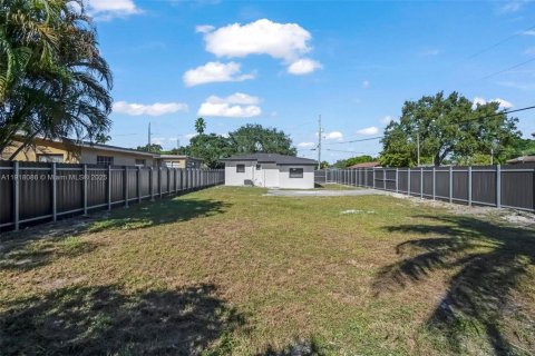 House in West Park, Florida 2 bedrooms, 83.05 sq.m. № 1973334 - photo 18