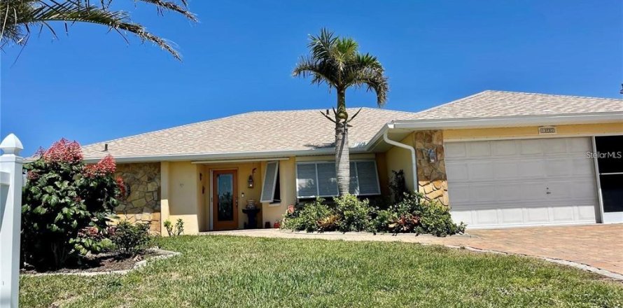House in Rotonda, Florida 3 bedrooms, 154.4 sq.m. № 2103179