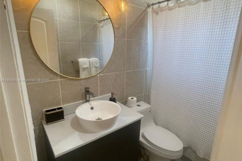 Casa en alquiler en Hollywood, Florida, 1 dormitorio, 178.93 m2 № 1890322 - foto 2
