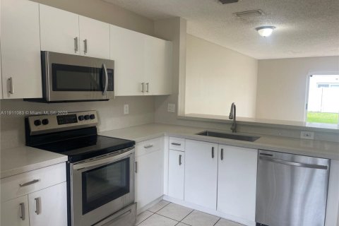 Adosado en alquiler en Pembroke Pines, Florida, 2 dormitorios, 126.44 m2 № 2020994 - foto 3