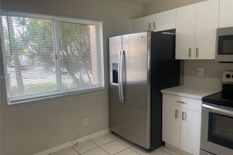 Adosado en alquiler en Pembroke Pines, Florida, 2 dormitorios, 126.44 m2 № 2020994 - foto 4
