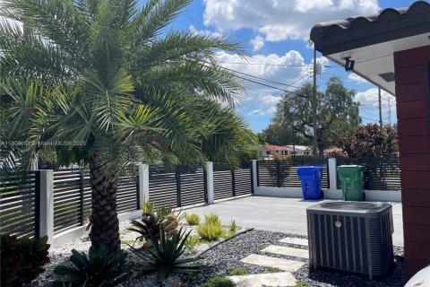 Casa en venta en Miami, Florida, 3 dormitorios, 141.86 m2 № 1965827 - foto 5