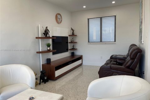Casa en venta en Miami, Florida, 3 dormitorios, 141.86 m2 № 1965827 - foto 10