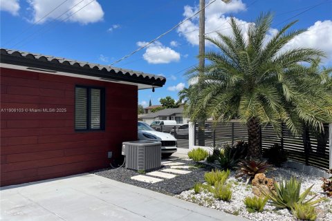 Casa en venta en Miami, Florida, 3 dormitorios, 141.86 m2 № 1965827 - foto 4
