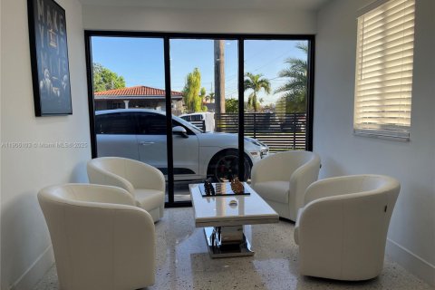 Casa en venta en Miami, Florida, 3 dormitorios, 141.86 m2 № 1965827 - foto 9