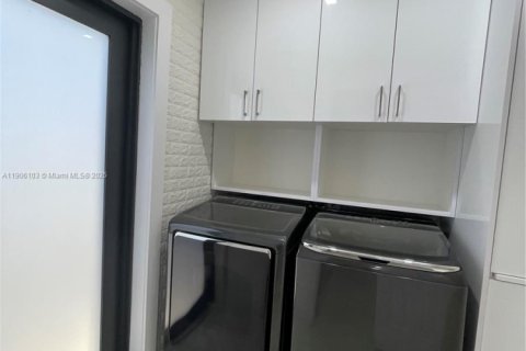 Casa en venta en Miami, Florida, 3 dormitorios, 141.86 m2 № 1965827 - foto 12