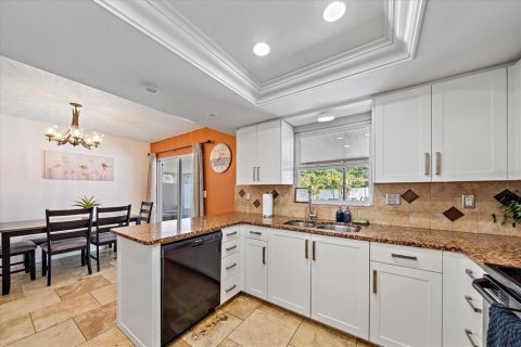 House in Sarasota, Florida 4 bedrooms, 147.34 sq.m. № 2206162 - photo 8