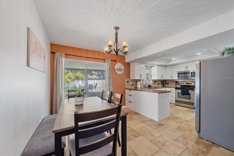 House in Sarasota, Florida 4 bedrooms, 147.34 sq.m. № 2206162 - photo 14