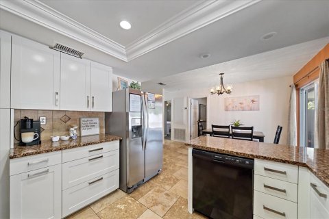 House in Sarasota, Florida 4 bedrooms, 147.34 sq.m. № 2206162 - photo 10