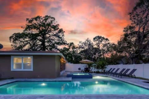 House in Sarasota, Florida 4 bedrooms, 147.34 sq.m. № 2206162 - photo 18