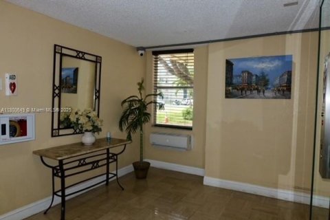 Condo in Lauderhill, Florida, 2 bedrooms  № 1867188 - photo 2