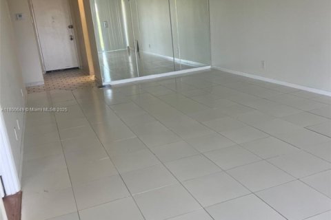 Condo in Lauderhill, Florida, 2 bedrooms  № 1867188 - photo 3