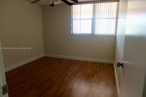 Condo in Lauderhill, Florida, 2 bedrooms  № 1867188 - photo 9