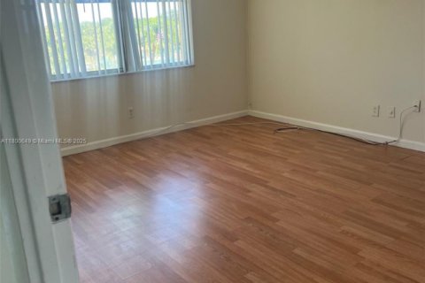Condo in Lauderhill, Florida, 2 bedrooms  № 1867188 - photo 14