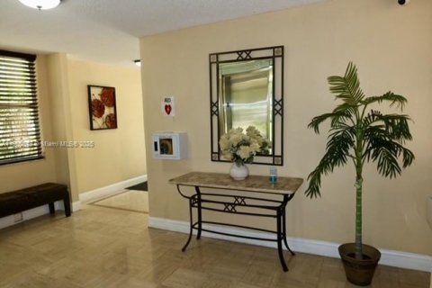 Condo in Lauderhill, Florida, 2 bedrooms  № 1867188 - photo 1