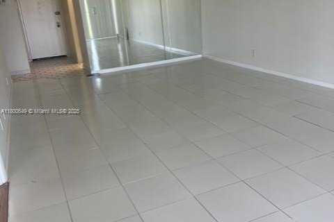 Condo in Lauderhill, Florida, 2 bedrooms  № 1867188 - photo 4