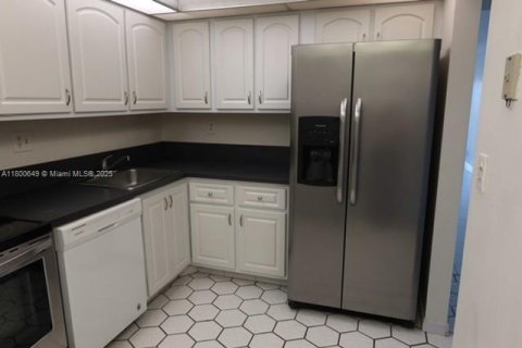 Condo in Lauderhill, Florida, 2 bedrooms  № 1867188 - photo 8