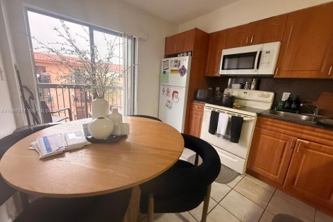 Copropriété à louer à Hialeah, Floride: 2 chambres, 75.44 m2 № 2049122 - photo 3