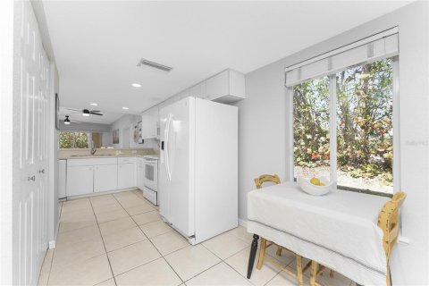 Condo in Rotonda, Florida, 2 bedrooms  № 1163403 - photo 12