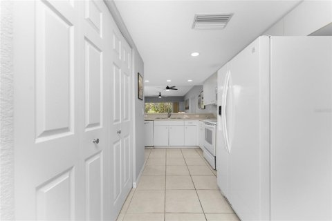 Condo in Rotonda, Florida, 2 bedrooms  № 1163403 - photo 13