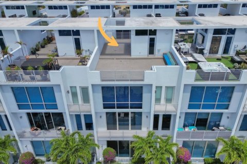 Townhouse in Pompano Beach, Florida 3 bedrooms, 264.49 sq.m. № 1709079 - photo 4