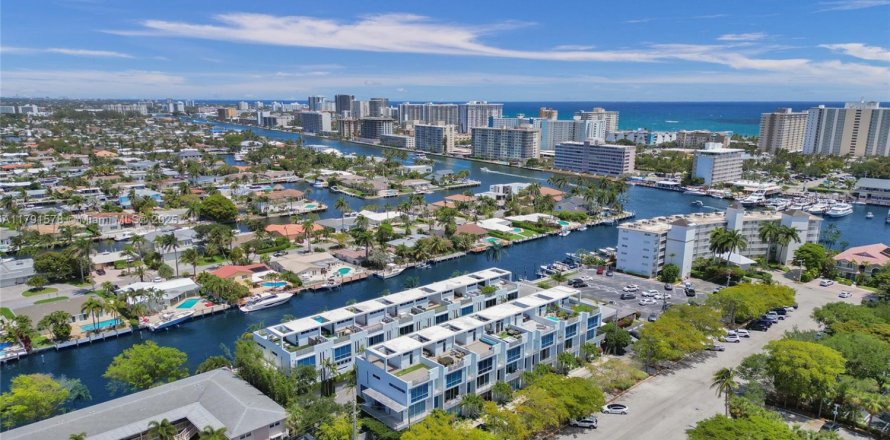 Townhouse in Pompano Beach, Florida 3 bedrooms, 264.49 sq.m. № 1709079