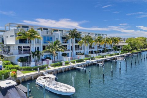 Townhouse in Pompano Beach, Florida 3 bedrooms, 264.49 sq.m. № 1709079 - photo 3