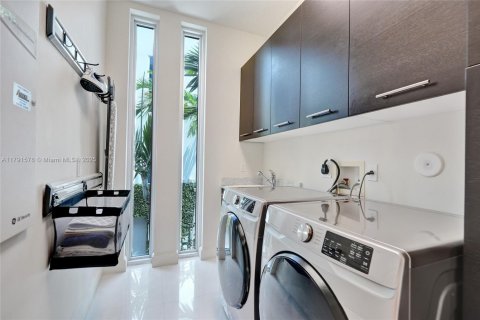 Townhouse in Pompano Beach, Florida 3 bedrooms, 264.49 sq.m. № 1709079 - photo 24