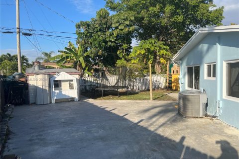 Casa en alquiler en Miami, Florida, 3 dormitorios, 150.32 m2 № 1999837 - foto 11