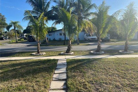 Casa en alquiler en Miami, Florida, 3 dormitorios, 150.32 m2 № 1999837 - foto 5