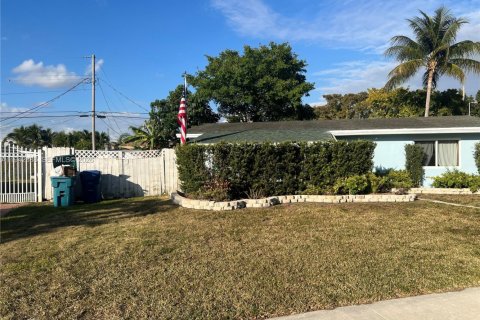 Casa en alquiler en Miami, Florida, 3 dormitorios, 150.32 m2 № 1999837 - foto 3