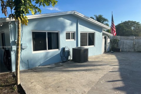 Casa en alquiler en Miami, Florida, 3 dormitorios, 150.32 m2 № 1999837 - foto 13