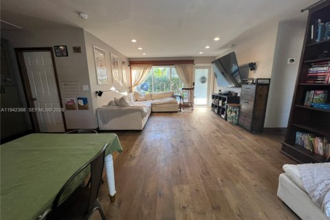 Casa en alquiler en Miami, Florida, 3 dormitorios, 150.32 m2 № 1999837 - foto 28