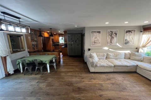 Casa en alquiler en Miami, Florida, 3 dormitorios, 150.32 m2 № 1999837 - foto 27