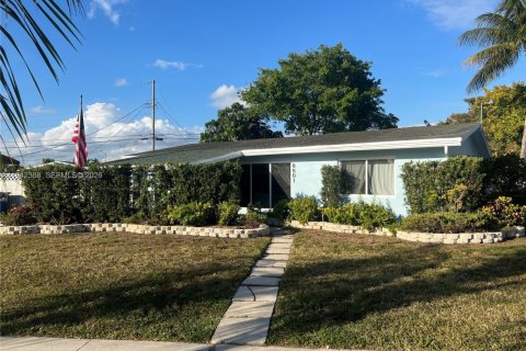 Casa en alquiler en Miami, Florida, 3 dormitorios, 150.32 m2 № 1999837 - foto 2