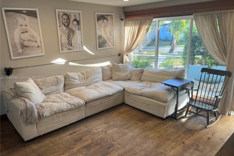 Casa en alquiler en Miami, Florida, 3 dormitorios, 150.32 m2 № 1999837 - foto 26