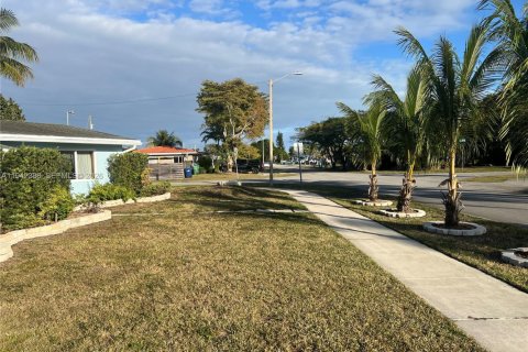 Casa en alquiler en Miami, Florida, 3 dormitorios, 150.32 m2 № 1999837 - foto 6