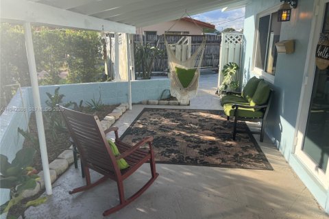 Casa en alquiler en Miami, Florida, 3 dormitorios, 150.32 m2 № 1999837 - foto 8