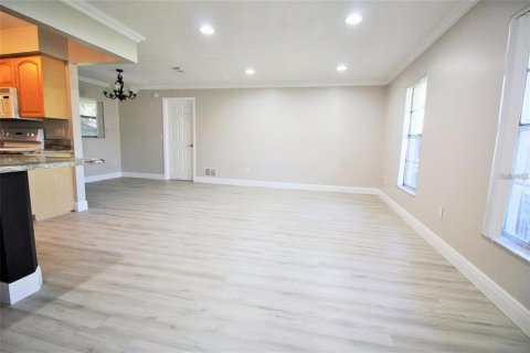 House in Longwood, Florida 3 bedrooms, 149.85 sq.m. № 2394075 - photo 17