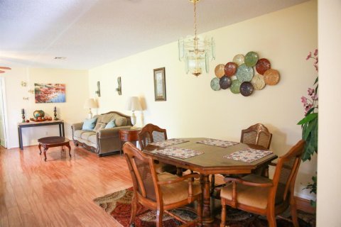 Condo in St. Lucie, Florida, 2 bedrooms № 2192115 - photo 10